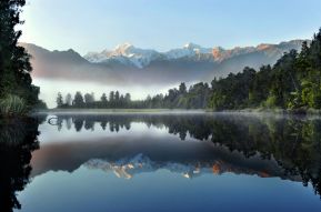 Фотообои Озеро в туманных горах